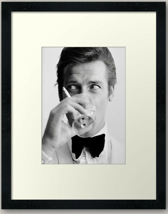 Produkt roger-moore-mit-martini-retro-vintagem-plakat-gerahmter-kunstdruck