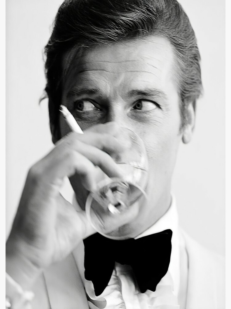 Produkt roger-moore-mit-martini-retro-vintagem-plakat-gerahmter-kunstdruck